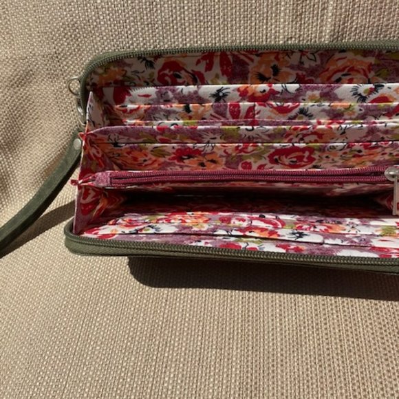 Travelon dark green wristlet   pretty floral inner - Picture 1 of 9